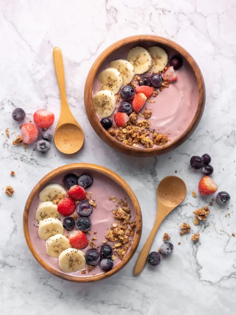 Fruchtige Smoothie Bowls mit Beeren und Granola